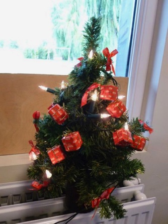4032-1 € 6,00 coca cola mini kerstboom ( zonder lampjes)